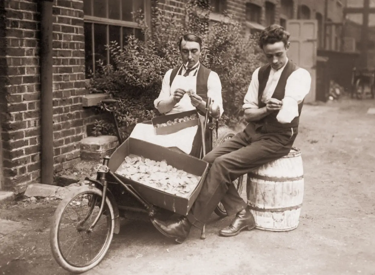 1919 - F. Jackson, que perdeu um braço, e H. Grinter, que perdeu as duas pernas na guerra, aprendem um novo ofício, em Londres