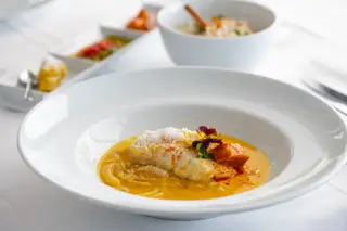 Lombinhos de garoupa com curcuma e coentros