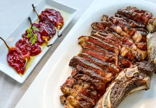 Costeletão de boi velho de Trás-os-Montes com pimentos de piquillo assados