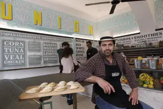 Desde os tempos da faculdade, que João Lopes David, dono da Union, conhece bem esta zona – vinha comer os típicos pratos africanos, cachupa ou caril de amendoim, preparados pela “Tia Mento”, do restaurante S. Cristóvão, agora seu vizinho da frente