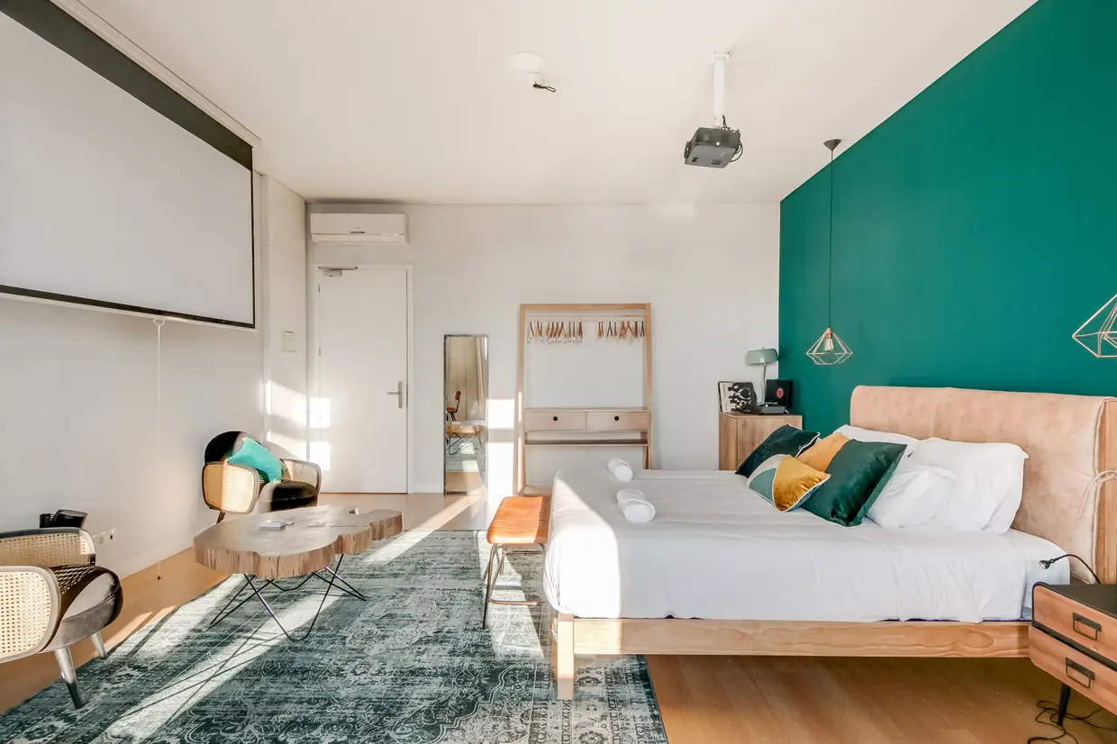 O Selina Porto tem 190 camas em mais de meia centena de quartos - entre dormitórios (com quatro, seis e oito camas) e suites com três categorias (Standard, Deluxe e Unique)