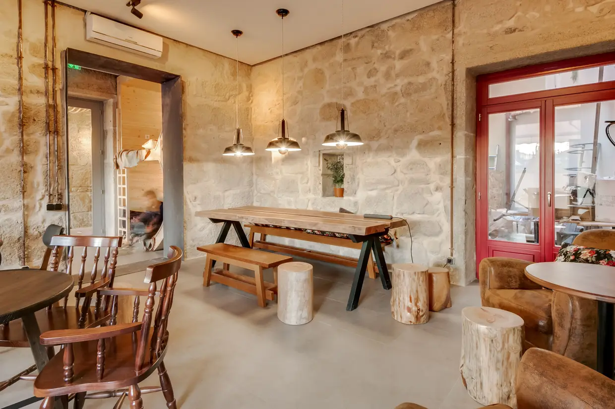 As áreas comuns incluem um bar, uma cafetaria e um jardim