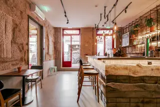 O Selina Porto tem bar, cafetaria e um jardim aberto à cidade