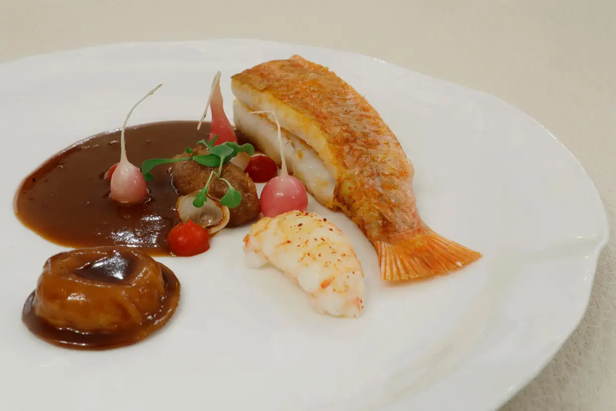 Quando chega a hora do peixe, a estrela deveria ser o salmonete, porém ficamos na dúvida se o lagostim ou os raviolis de lula não serão mais importantes para o resultado deste prato