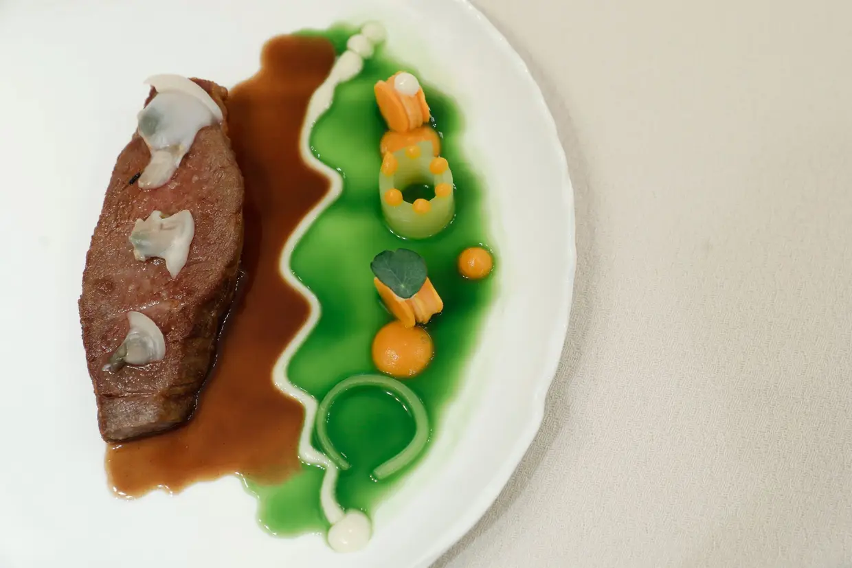 Reinterpretação de carne de porco à alentejana