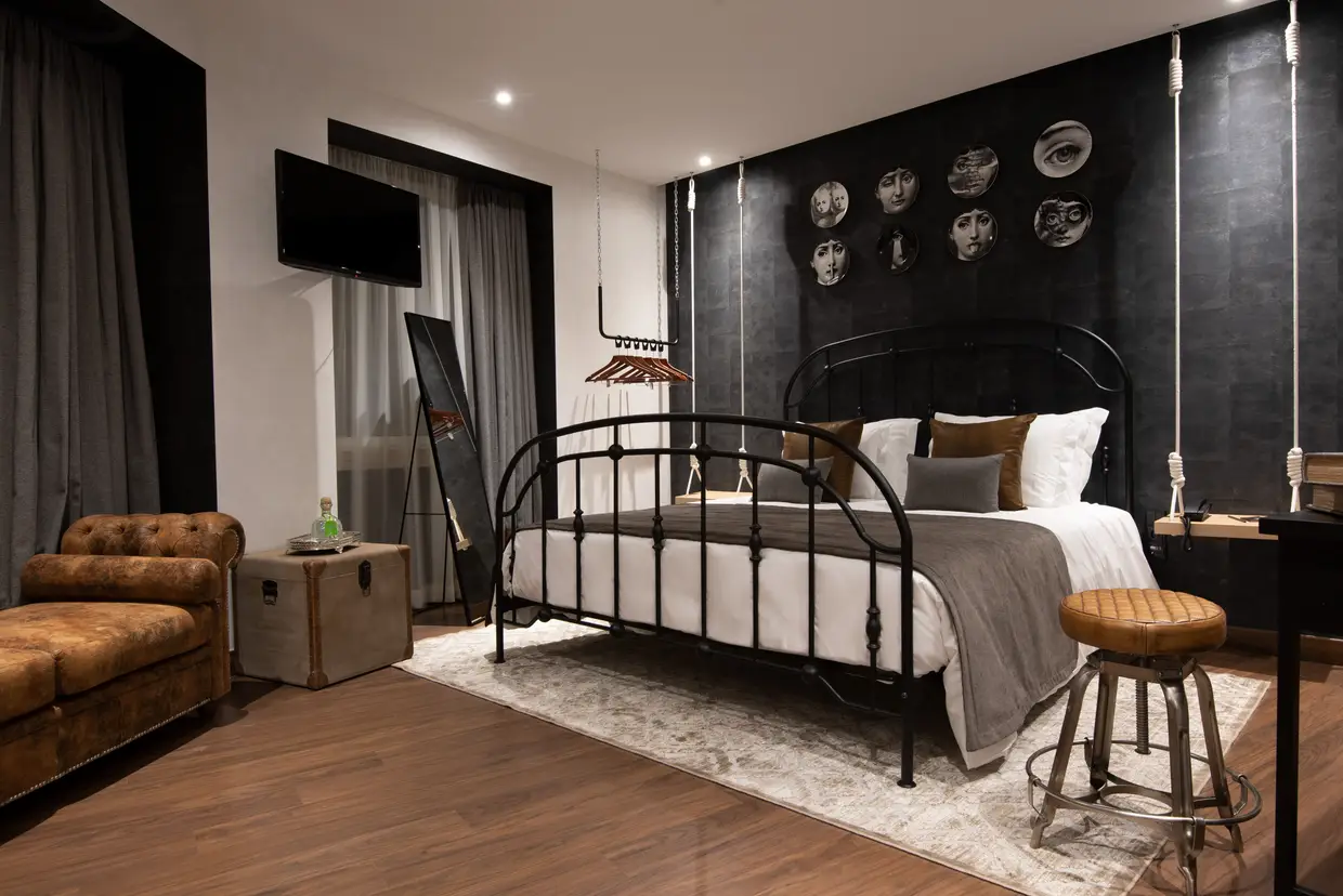 No Bongage Room, a decoração inclui algemas, vendas e chicotes