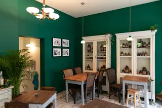 O bar foi decorado com armários, frascos e um balcão de uma antiga farmácia