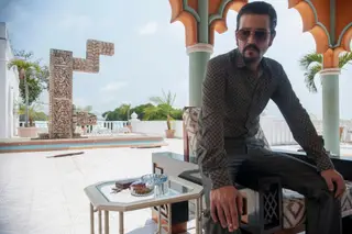 As três primeiras temporadas centram-se na vida do narcotraficante colombiano Pablo Escobar. Narcos: México segue uma história independente, a de Félix Gallardo, contada em dez episódios