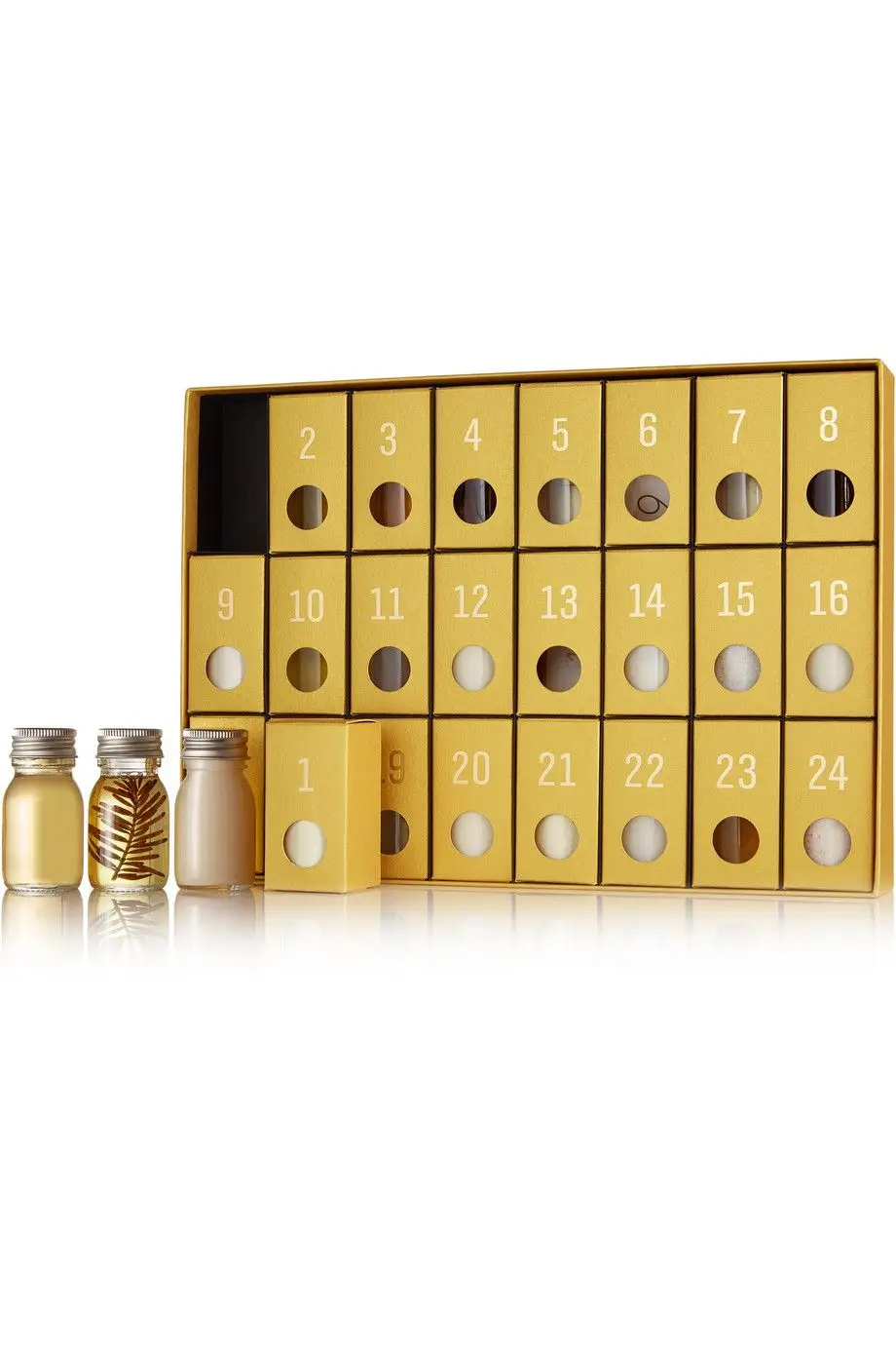 Das 24 janelas desta caixa dourada saem vários produtos naturais da especialista em cosmética Susanne Kaufmann, €200, Net-a-Porter