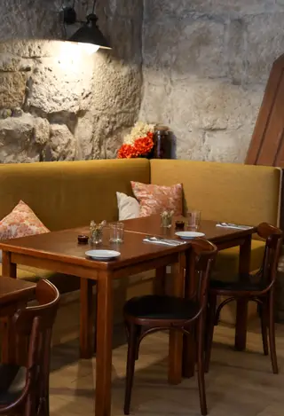 O restaurante é discreto e acolhedor