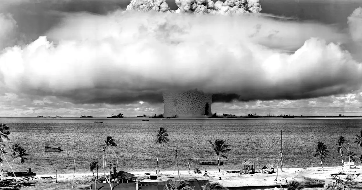 Atol de Bikini (Islas Marshall) - Em 1946, os EUA pediram aos cerca de 170 habitantes que saíssem da ilha para realizar ensaios nucleares. Foram ali feitas mais de duas dezenas de explosões. A radioatividade presente neste local do oceano Pacífico faz com que não possa ser habitada.