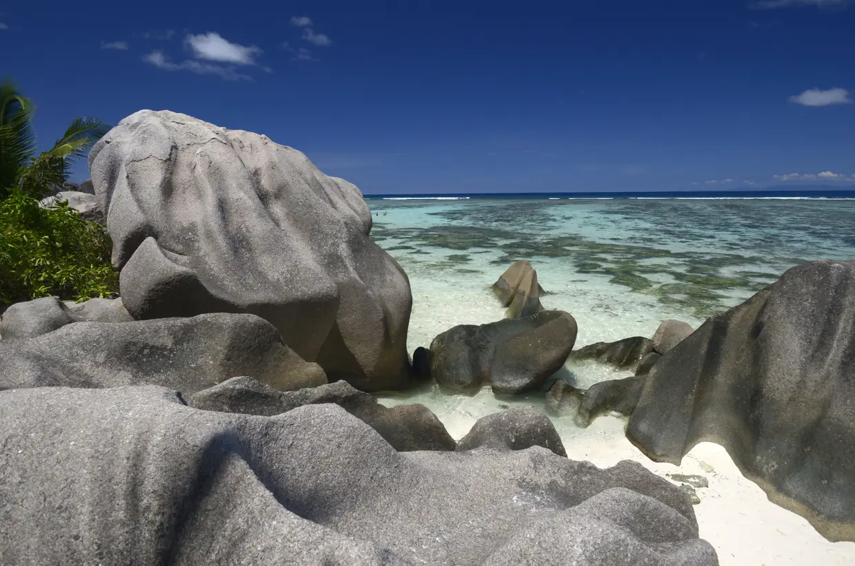 Seychelles - Recomenda-se aos turistas que visitem este país insular do oceano Índico que só andem em táxis licenciados e que evitem passear à noite sozinhos. Estas ilhas do Índico têm uma elevada taxa de presos (cerca de 10% são piratas da Somália).