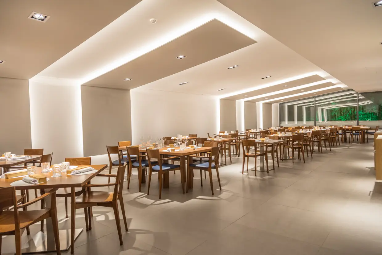Com 700 metros quadrados, 200 lugares e esplanada, o Mami Organic Food é enorme