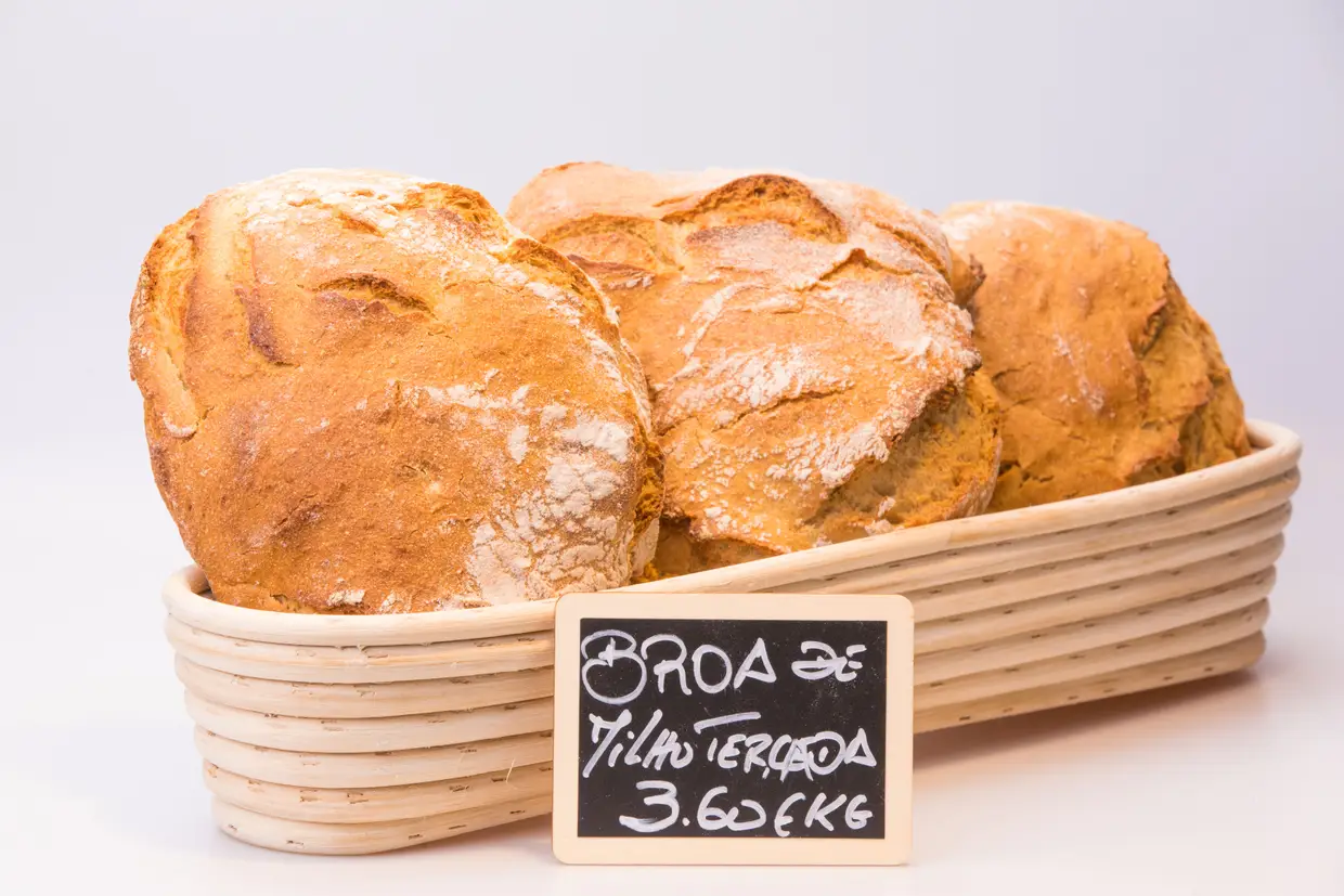 Logo pela manhã, na montra da padaria há vários tipos de pão: rústico, alfarroba, abacate e cenoura, nozes e sultanas, entre outros. É também na padaria que é feito o pão pita, o pão de brioche e o bolo lêvedo utilizados nos hambúrgueres