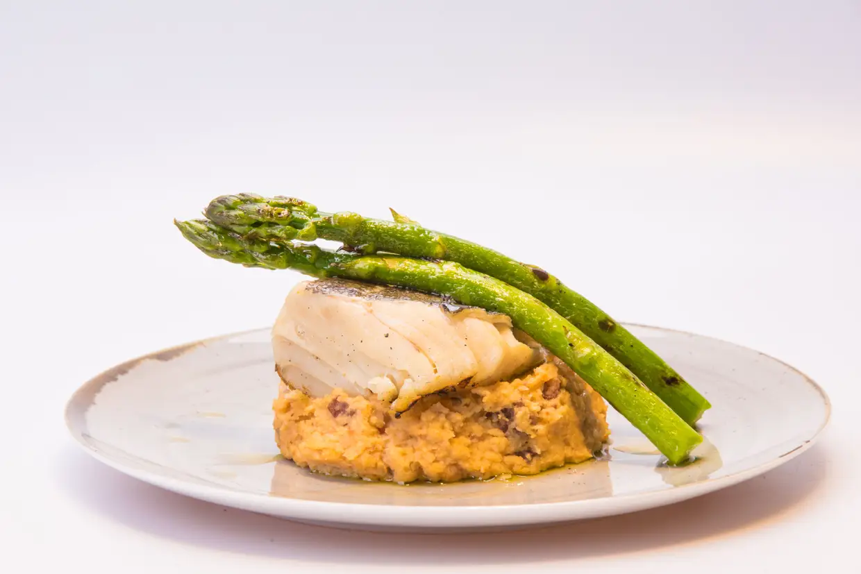 Além dos hambúrgueres, há pratos de peixe e carne, sopa, quiches, saladas e sanduíches