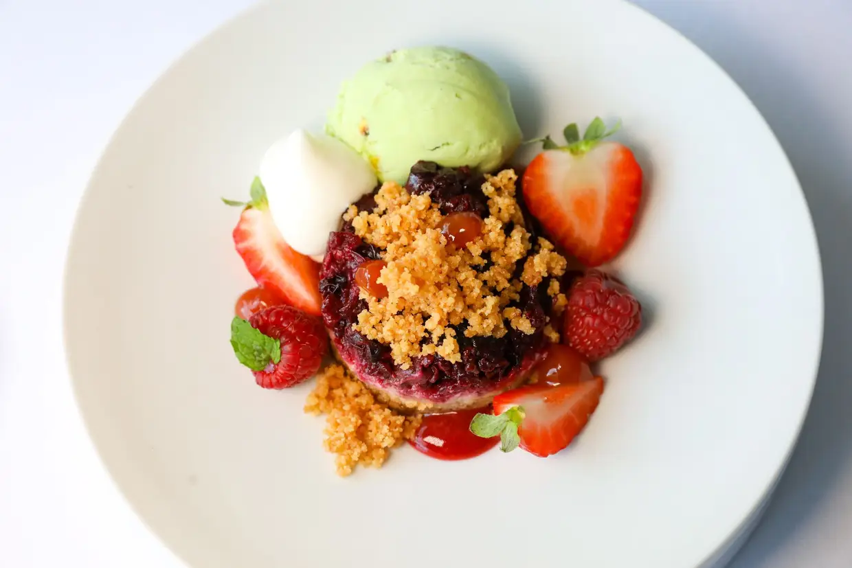 O Romeu & Julieta, à sobremesa - crumble de frutos vermelhos, espuma de queijo e goiabada - evoca as memórias de infância da chefe no Brasil