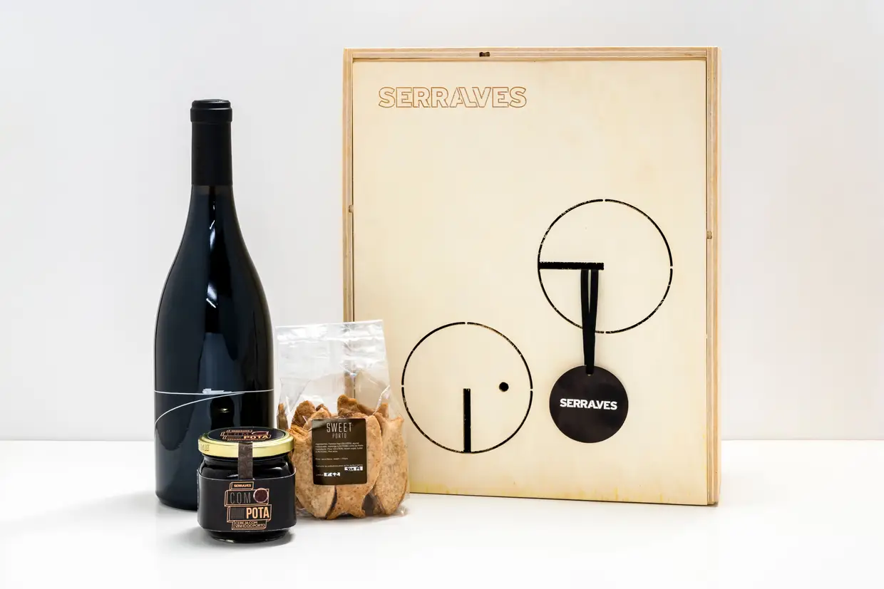 Há vários cabazes (dos €10 aos €105) que podem incluir compotas, bolachas, vinho, azeite e a reprodução de uma peça da coleção de Serralves
