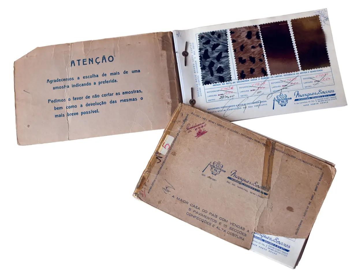 A Marques Soares abriu em 1960 como armazém de tecidos e, logo nessa altura, inovou, fazendo chegar as amostras em cartazes – algo que ninguém fazia – a todo o País