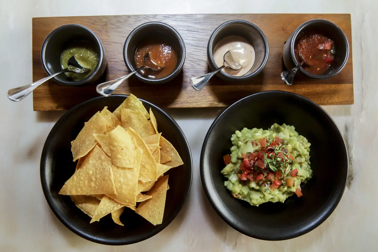 Tortilhas chips com guacamole fresco feito na hora com abacate Hass, a melhor variedade deste fruto