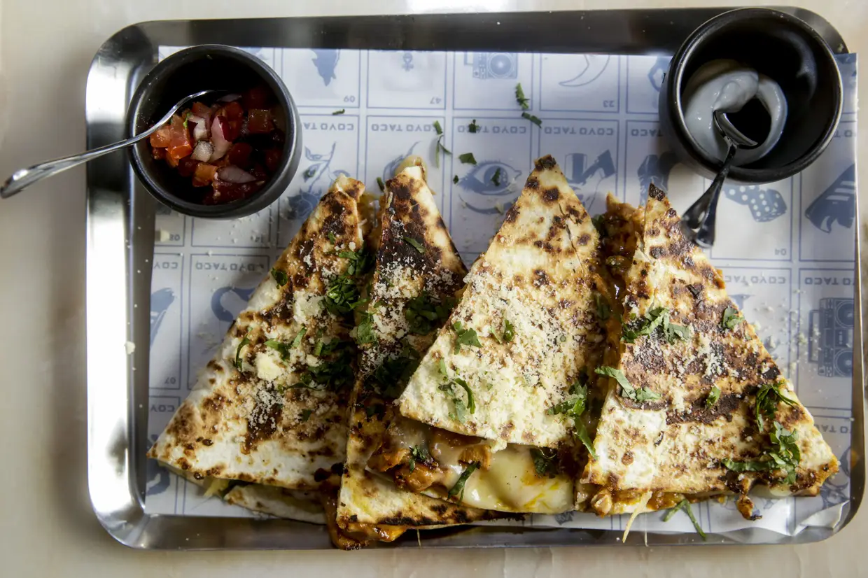 As quesadillas, tortilhas de trigo recheadas com frango, hongos, carne assada ou camarão, são quase uma refeição