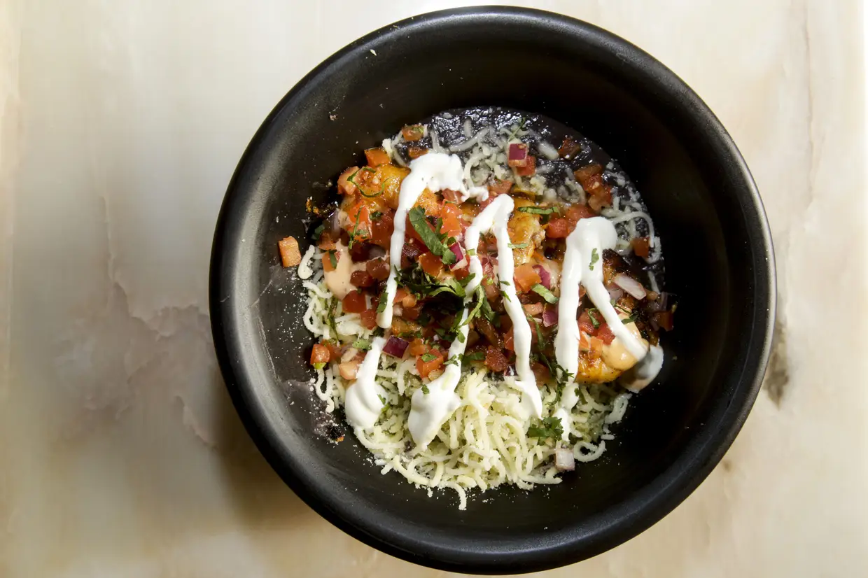 Burrito bowl (versão de camarão), sem tortilha e servido numa taça com arroz verde e uma esmagada de feijão