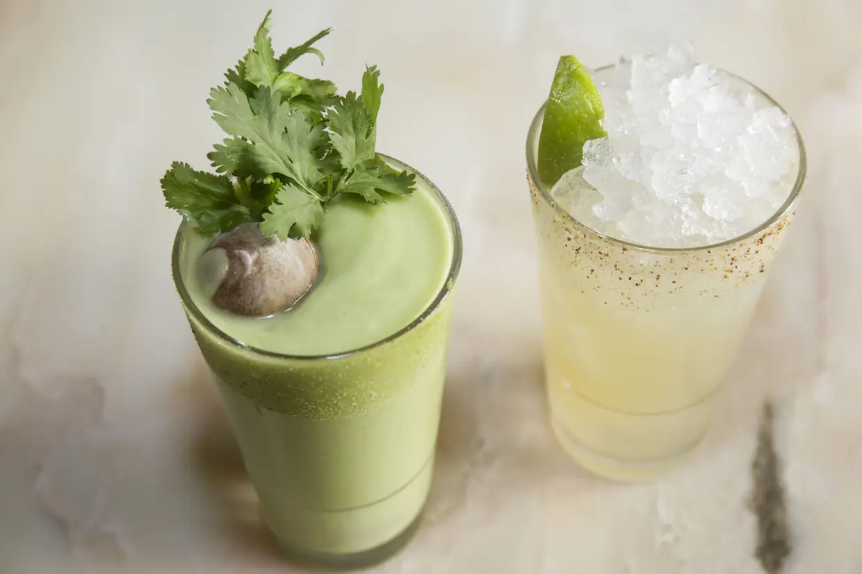 Fernão Gonçalves assina a carta de margaritas e cocktails clássicos mexicanos e o resultado brilha em cada copo, seja da margarita da casa ou da frozen de abacate e coentros