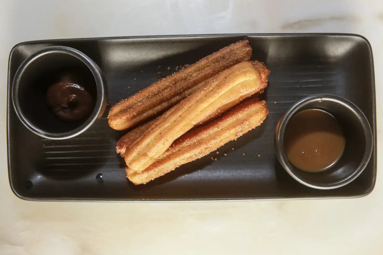 Doce tentação, os churros molhados no doce de leche e no chocolate mexicano