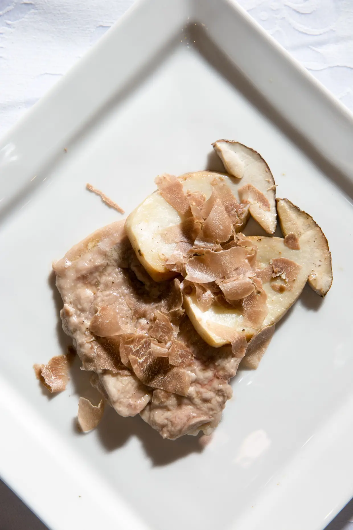 Vitela mirandesa com cogumelos, a provar que a carne também combina com trufa