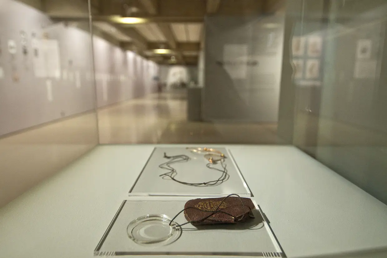 Do espólio pessoal de Eça de Queirós, guardado na Casa de Tormes, mostra-se o monóculo mas também a secretária pessoal onde Eça escrevia, de pé, e a cabaia chinesa que lhe foi oferecida pelo Conde de Arnoso