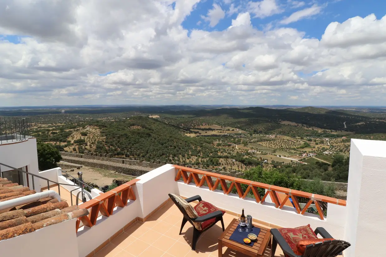 Seja do terraço dos quartos seja da esplanada do bar/restaurante, alcança-se a belíssima paisagem alentejana a perder de vista