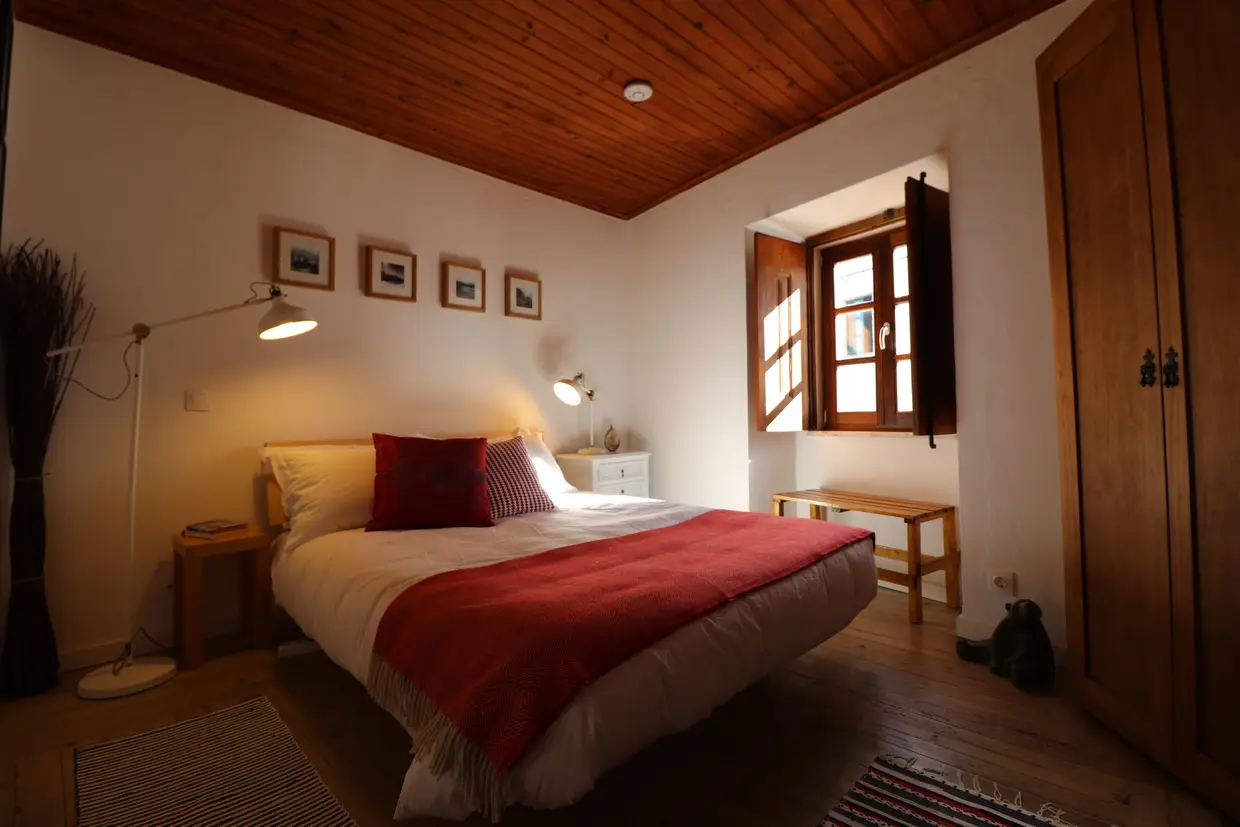 Cada quarto tem uma decoração diferente, com objetos que os proprietários foram recolhendo nas suas viagens