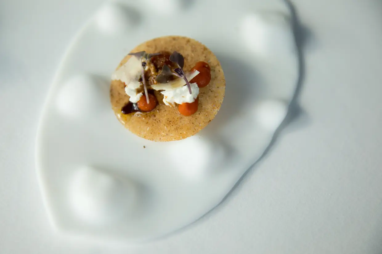 Pão de pizza com burrata e manjericão