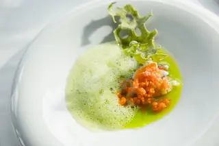 Ostra com sumo de azeitonas verdes, gelatina de água de tomate, emulsão de wasabi e crocante de algas no Fifty Seconds, de Martín Berasategui
