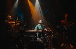 No sábado, 8, o ritmo é marcado pelos Bateu Matou, o power trio de baterias, composto por Riot (Buraka Som Sistema), Quim Albergaria (Paus) e Ivo Costa (Batida)