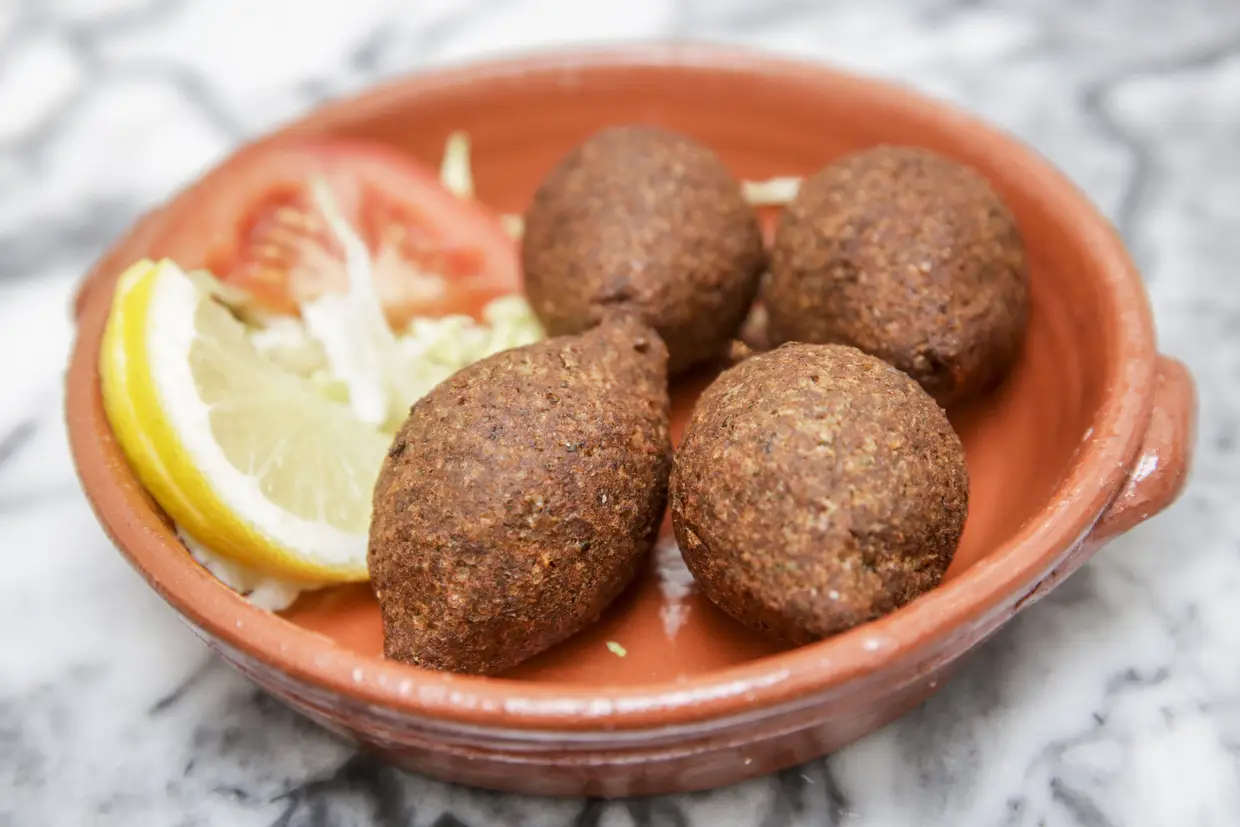 Falafel, pastéis de grão e de favas com especiarias