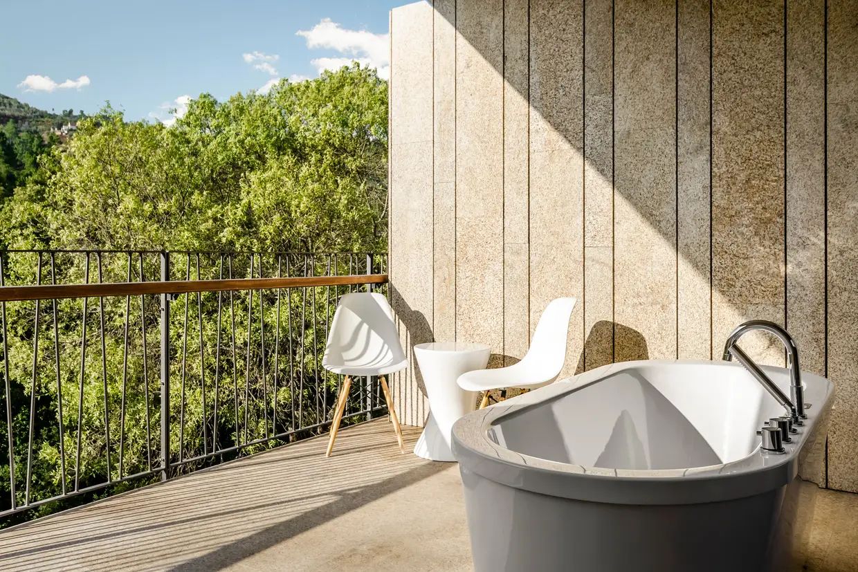 Os apartamentos diferem pela sua tipologia (T1, T2 e 1 suÍte/moradia) e pela banheira de hidromassagem na varanda
