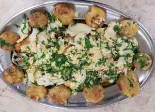 A tiborna de bacalhau grelhado, regado com azeite quente e alho, acompanhado com batatas a murro