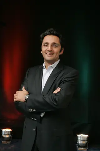 A AMNÉSIA - Zeinal Bava - 26/03/2015 - Comissão de inquérito ao BES. “Não posso precisar...”, “Lembro-me vagamente...”, “Não tenho já memória disso.” Estas foram apenas três das múltiplas formulações que o ex-presidente executivo da PT utilizou para contornar as perguntas dos deputados, em especial aquelas que visavam saber como é que a empresa de telecomunicações enterrara 900 milhões de euros em papel comercial de empresas do GES. Mariana Mortágua sintetizou a performance de Bava: “É um bocadinho de amadorismo para quem ganhou tantos prémios de melhor CEO do ano, melhor CEO da Europa e arredores...”