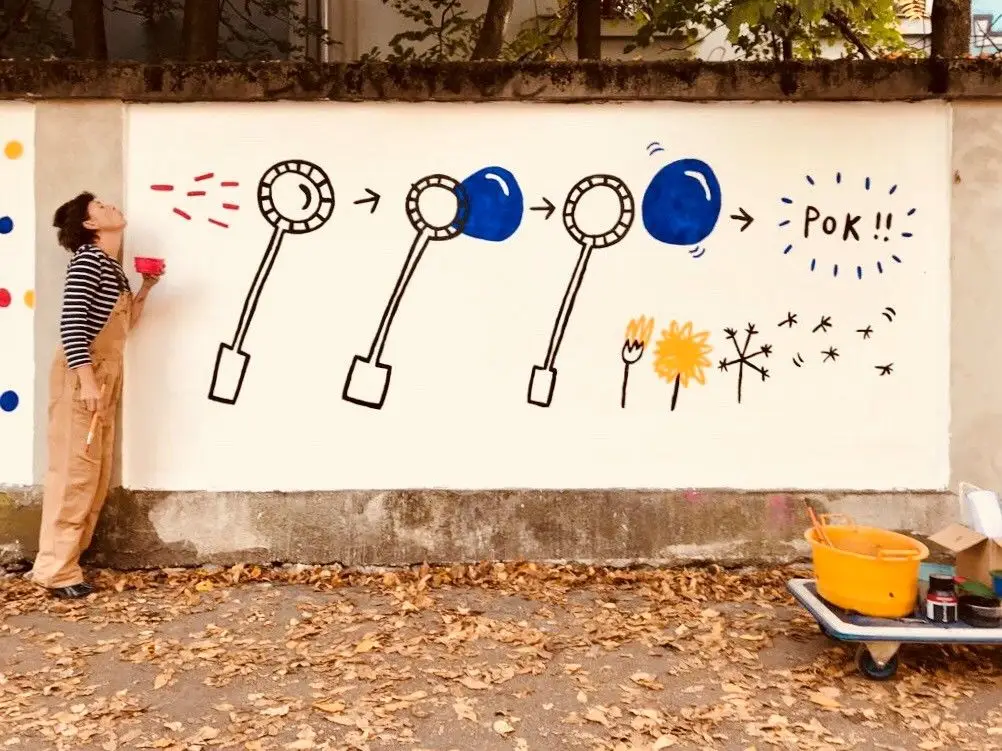 Artista eslovena Kaja Avberšek, editora na banda-desenhada nacional Stripburger, com o seu mural, feito em celebração do lançamento do seu novo livro Mili Loves Disko