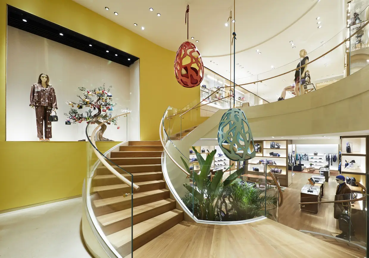 As cadeiras Cocoon, criadas pelos designers brasileiros Fernando & Humberto Campana para a coleção Objects Nomades Louis Vuitton, têm lugar de destaque na nova decoração da loja