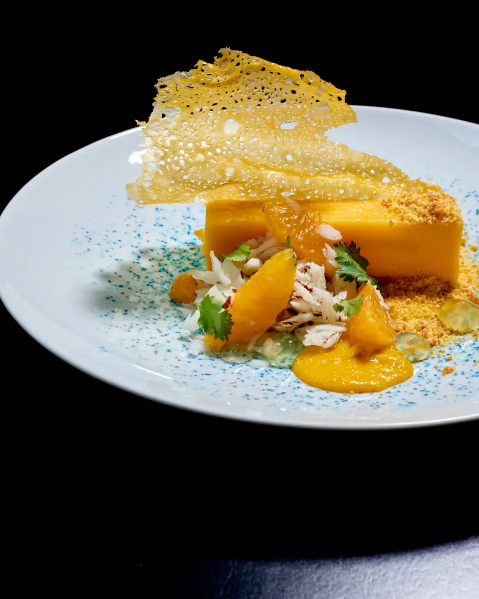 Quindim, salada de tangerina e côco