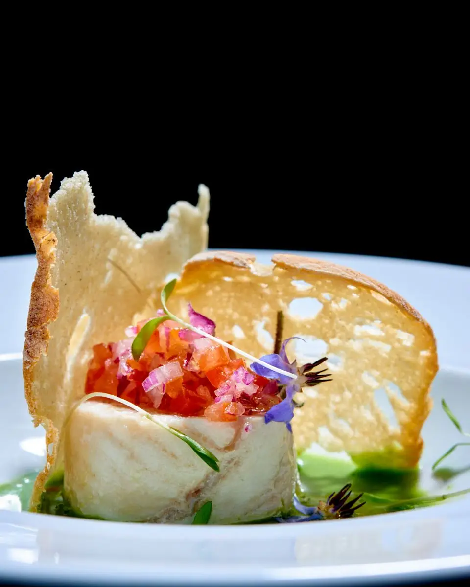 Asa de raia de coentrada e pão torrado
