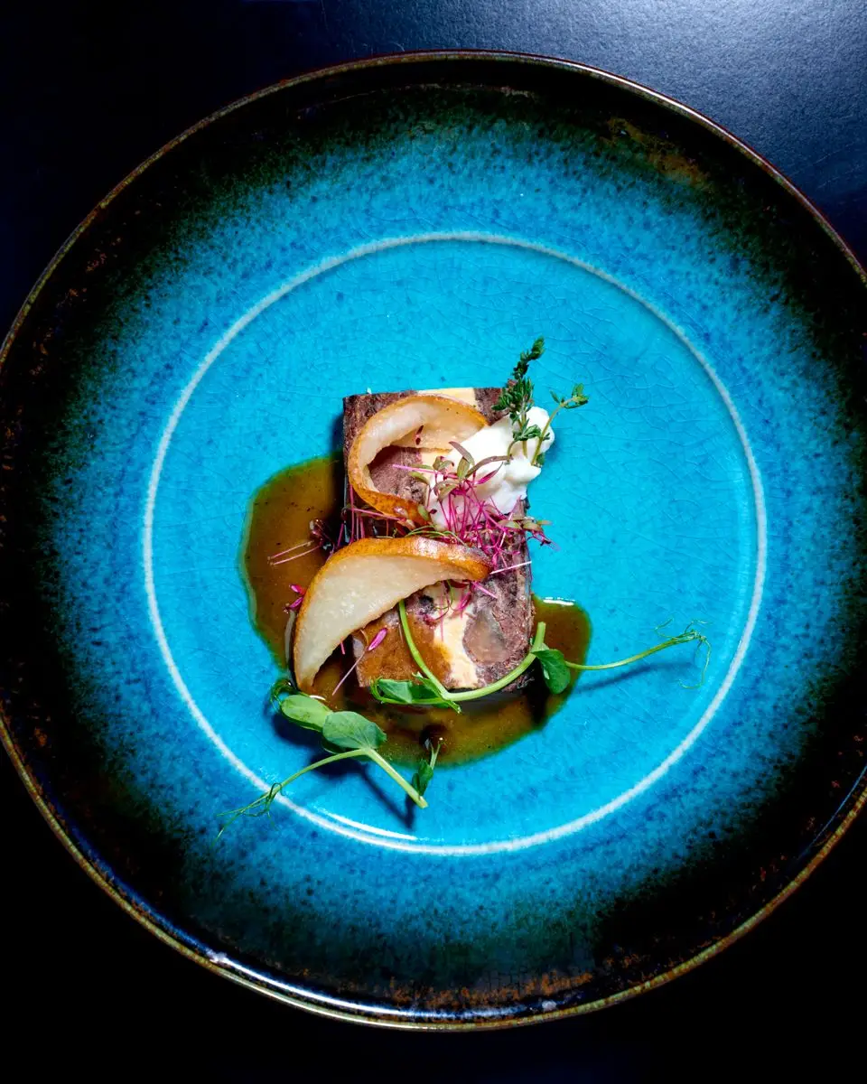 Terrina de bochecha de novilho e foie, nabo e pêra