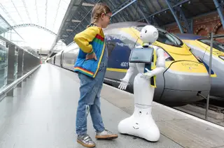 Hello, ‘‘Pepper’’! - Em Londres, o robô Pepper presta informações aos clientes da Eurostar, um serviço de alta velocidade que atravessa o canal da Mancha