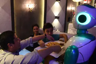 Adeus, empregos? - Trabalhos como servir à mesa nos restaurantes são facilmente feitos por robôs, como este encontrado num restaurante em Katmandu, no Nepal