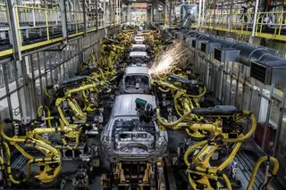 Máquinas a construir máquinas - Parece o cenário de um filme de ficção científica, mas é apenas uma linha de montagem numa fábrica da Kia Motors, na Eslováquia