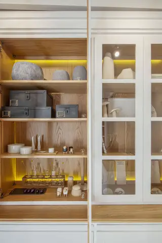 Expostos em armários estão vários objetos feitos de materiais como a porcelana, vidro, metal, terracota e linho