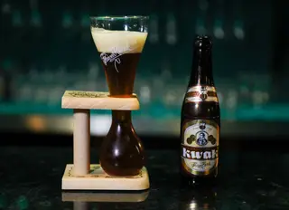 Existem cerca de 40 referências de cervejas (sete de pressão), maioritariamente belgas e alemãs