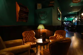 As viagens frequentes do proprietário a Inglaterra serviram de inspiração à decoração e à construção da carta deste pub, próximo da Casa da Música