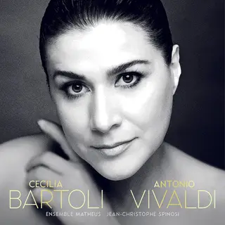Neste muito aguardado regresso a Vivaldi, Cecilia Bartoli está acompanhada pelo francês Ensemble Matheus, dirigido pelo maestro Jean-Christophe Spinosi